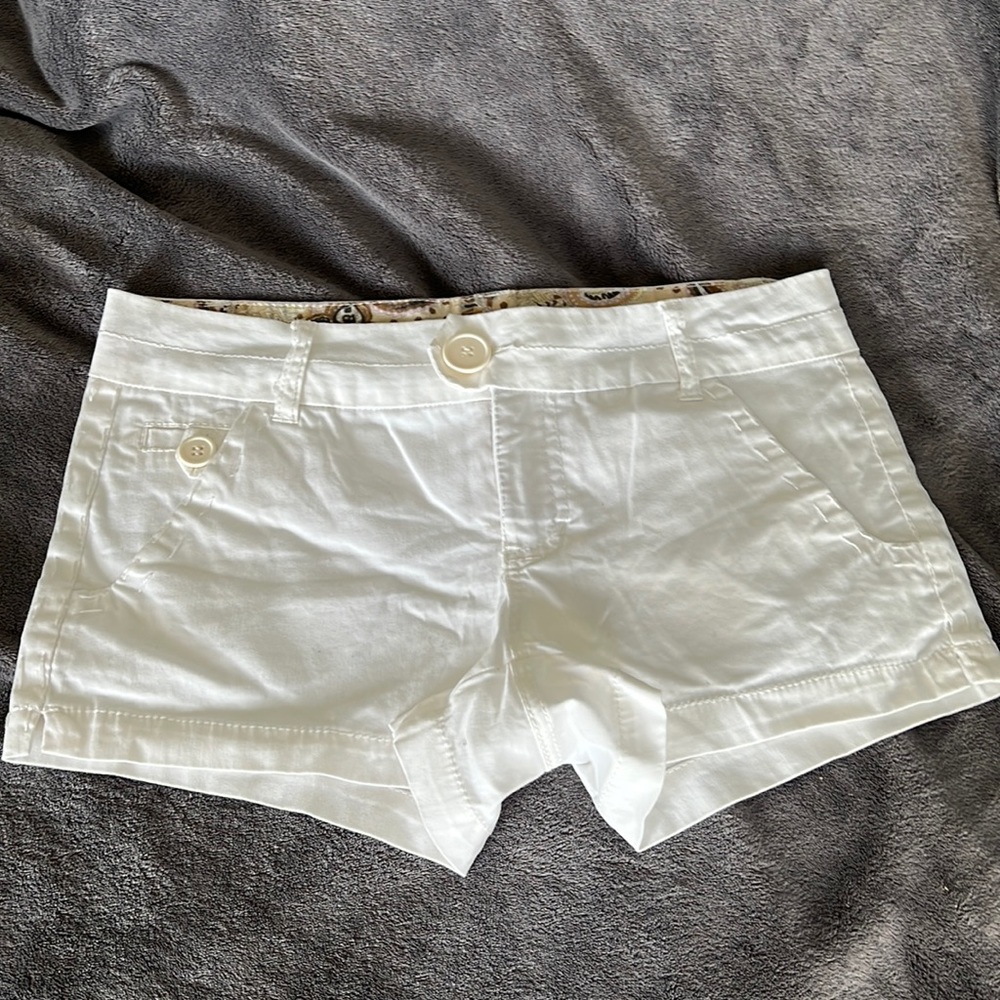 Super cute white shorts!